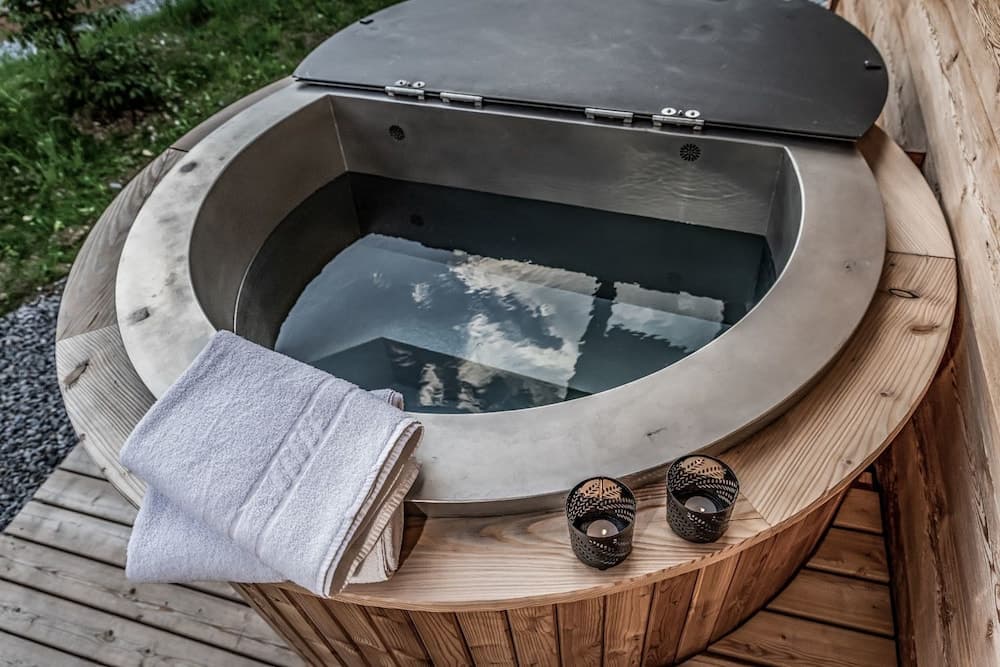 Outdoor spa tub