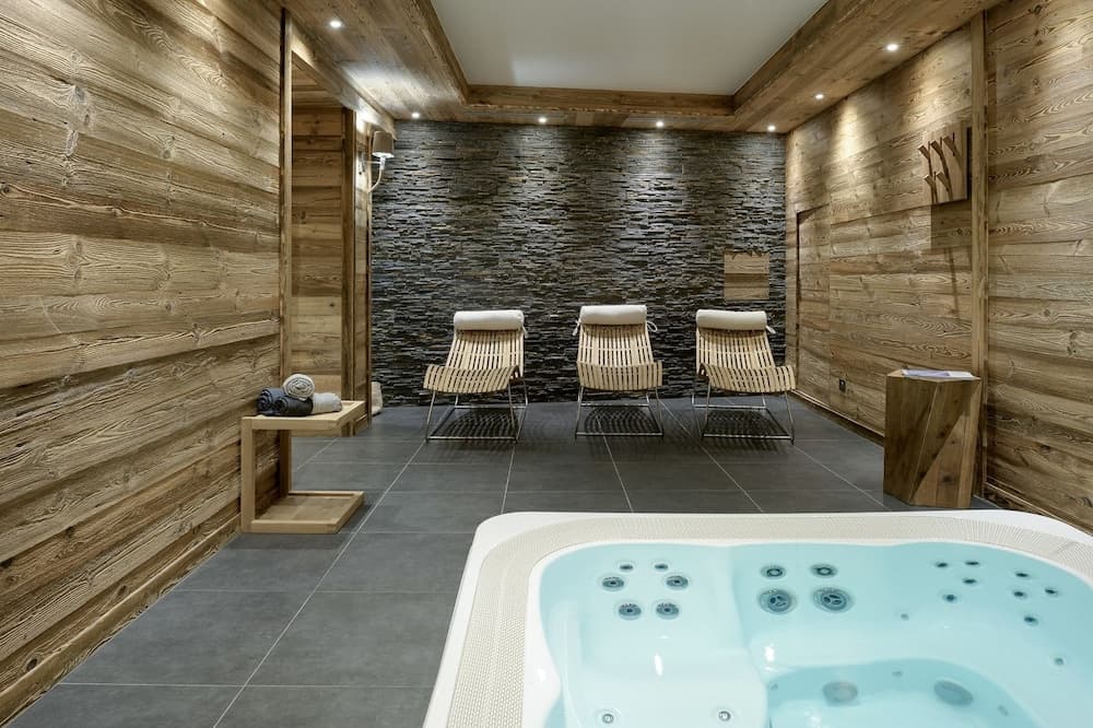 Indoor spa tub