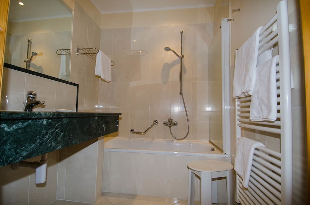 Deep soaking bathtub