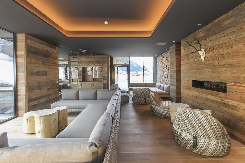 Lobby lounge