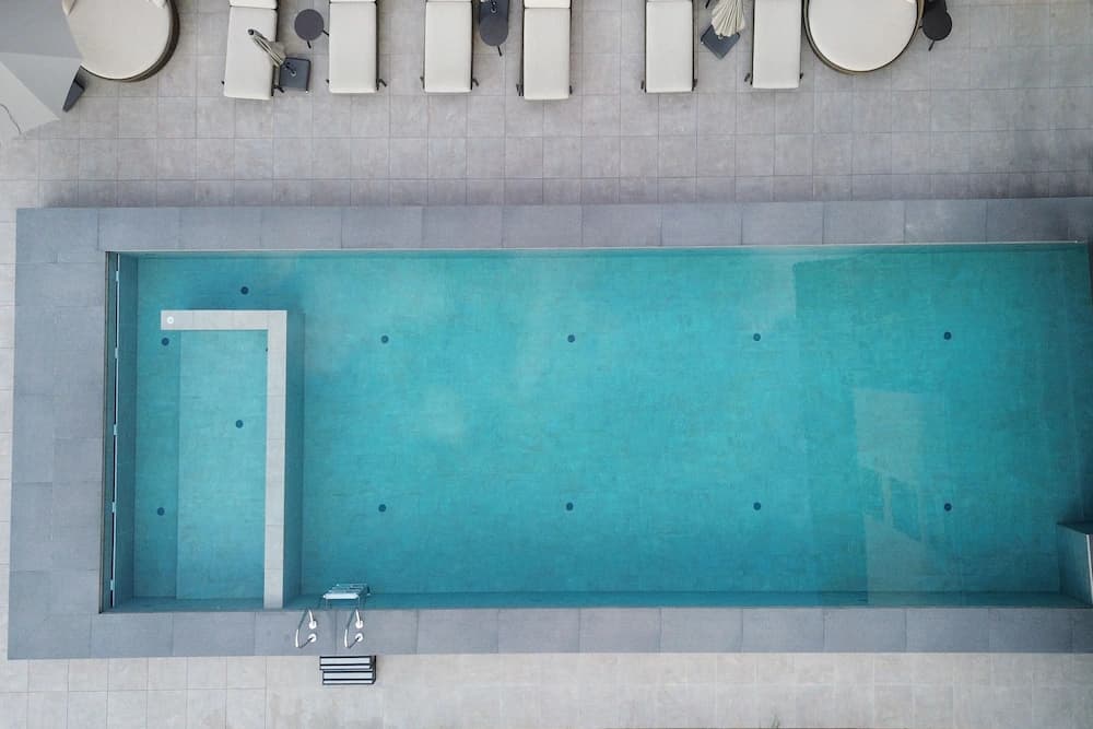 Indoor/outdoor pool