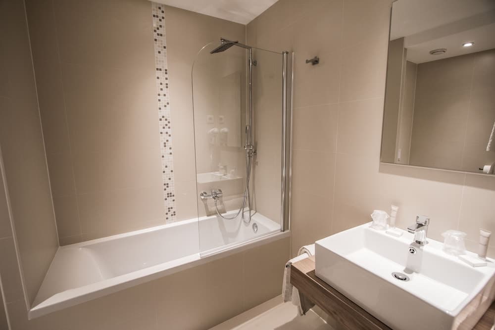 Deep soaking bathtub