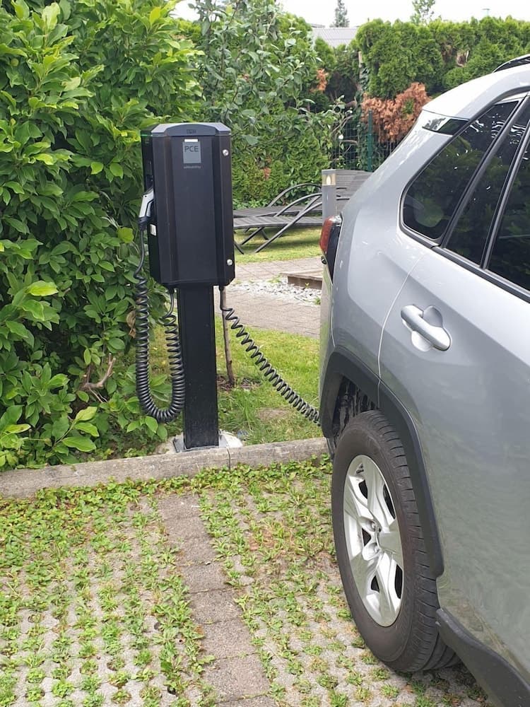 Electric vehicle charging station