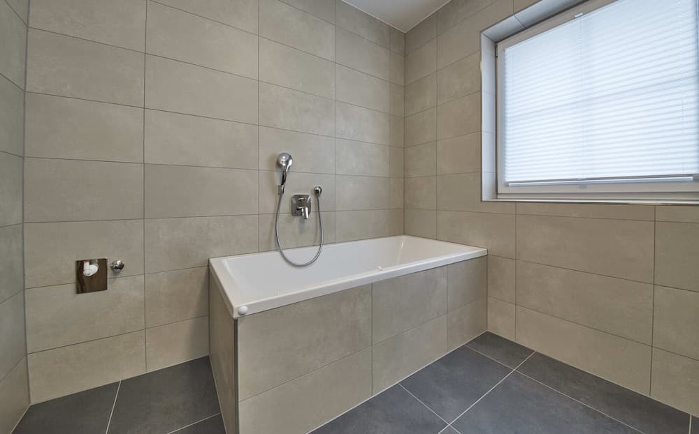 Deep soaking bathtub
