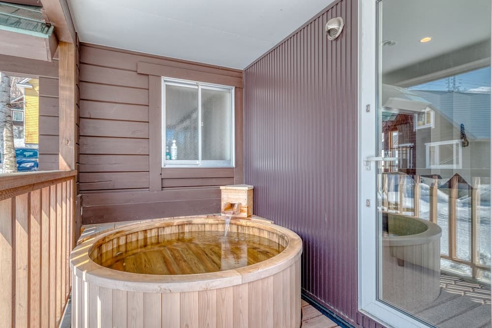 Deep soaking bathtub