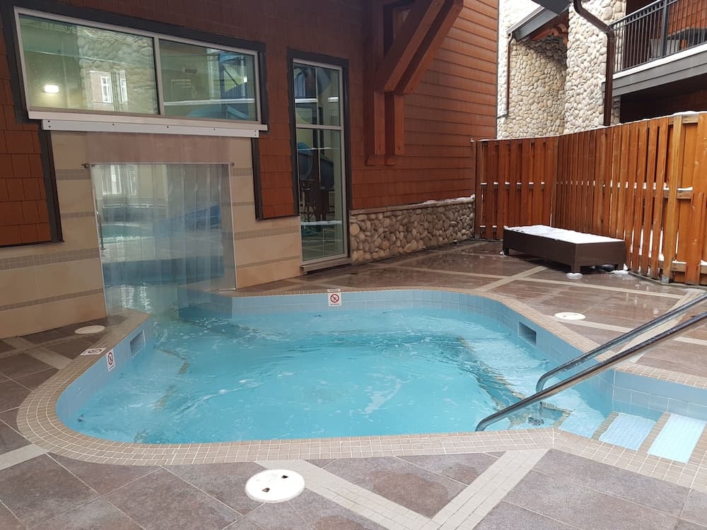 Indoor/outdoor pool