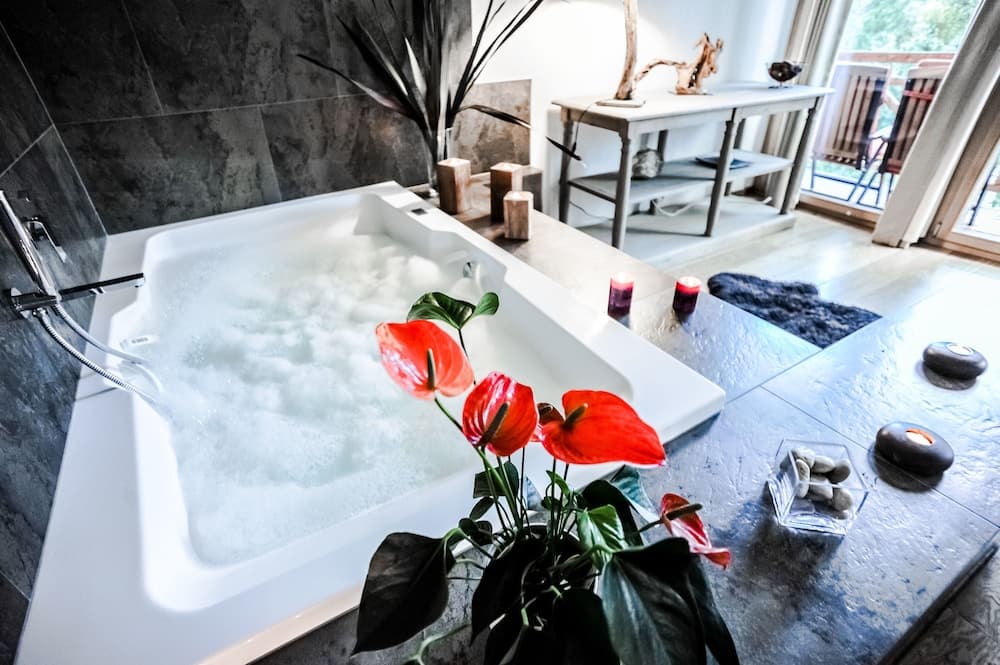 Jetted tub