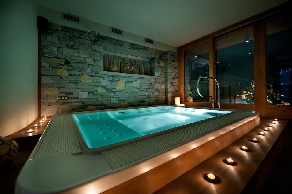 Indoor spa tub