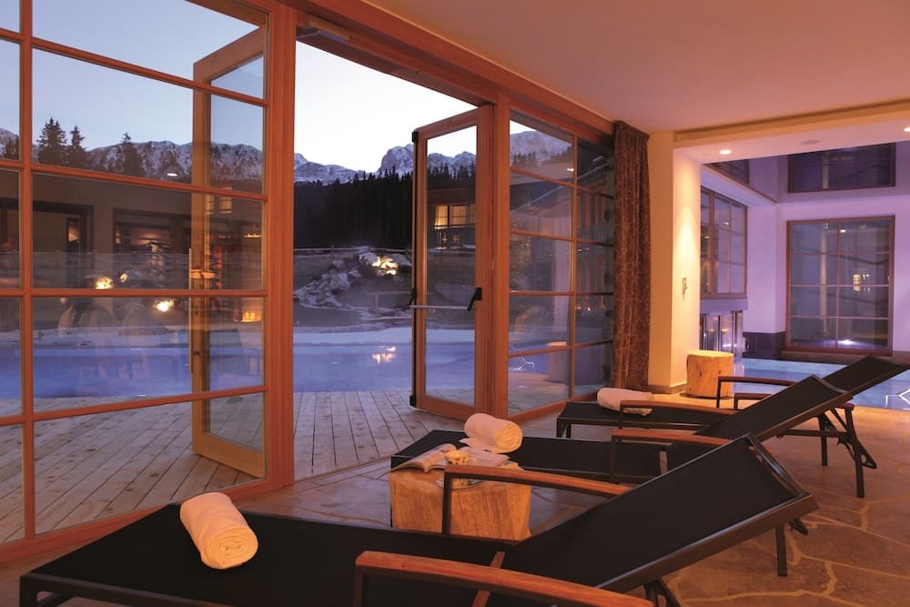 Indoor spa tub