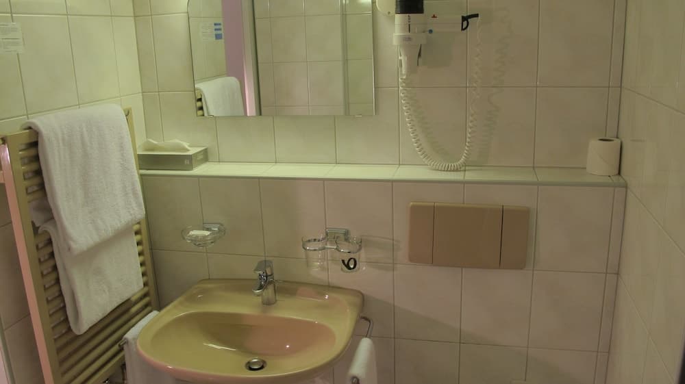 Bathroom sink