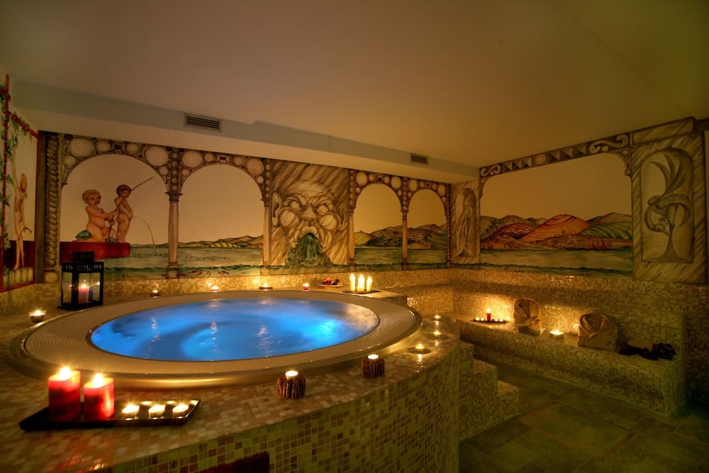 Indoor spa tub