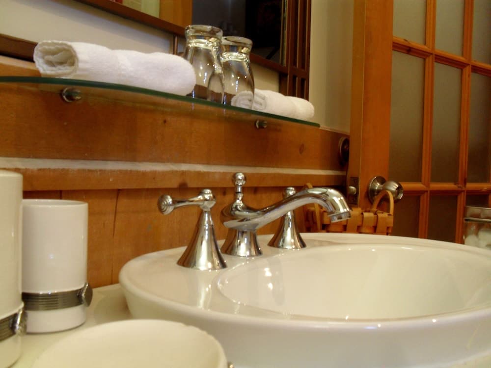 Bathroom sink