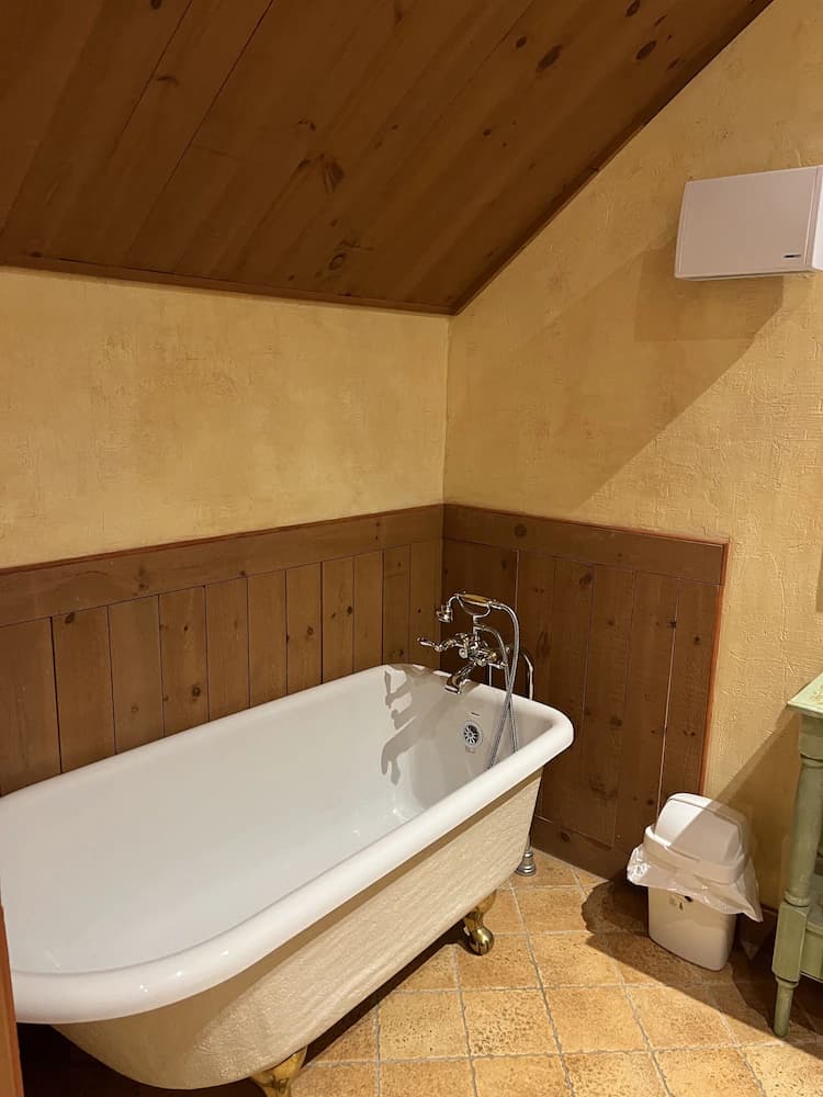 Deep soaking bathtub
