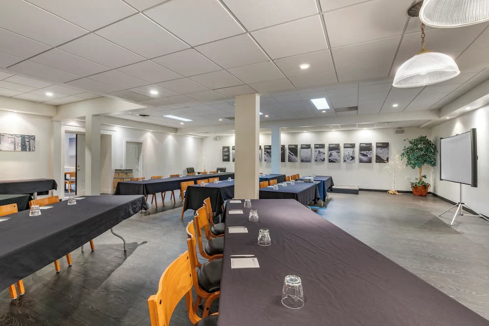 Meeting facility