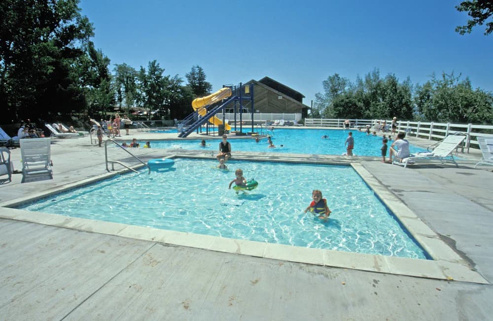 Indoor/outdoor pool