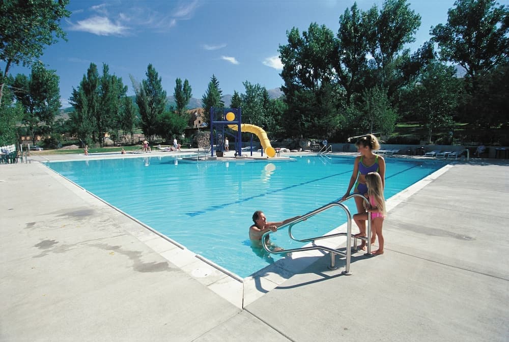Indoor/outdoor pool