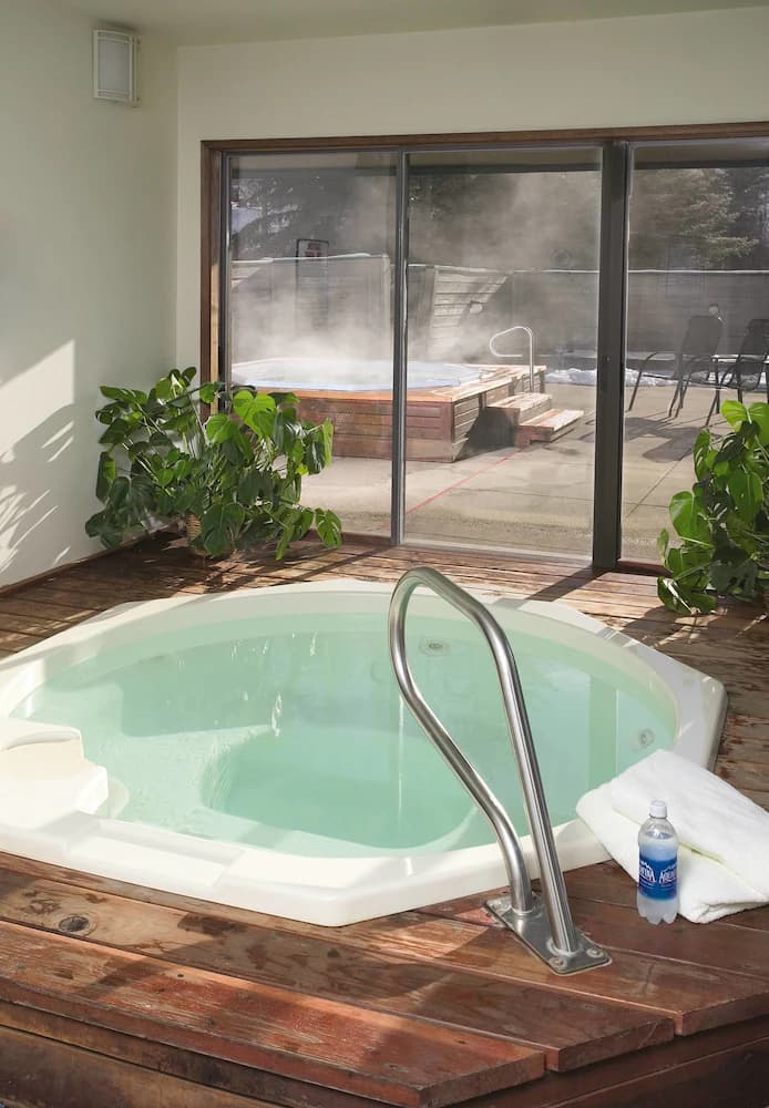Indoor spa tub