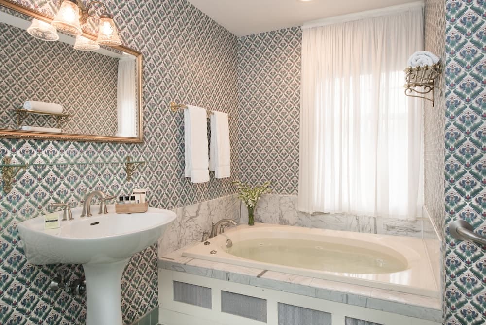 Jetted tub
