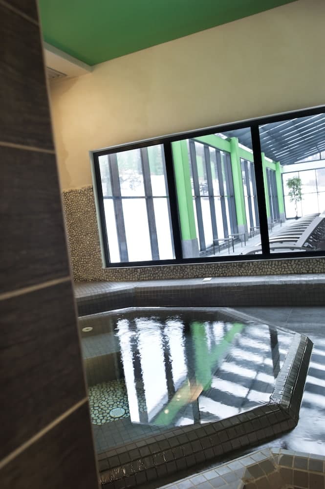 Indoor spa tub