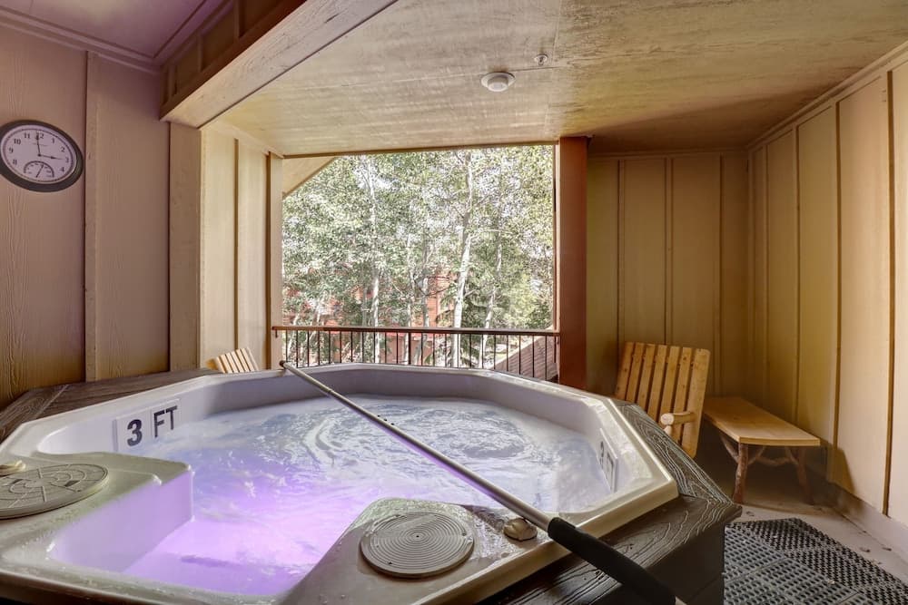 Indoor spa tub