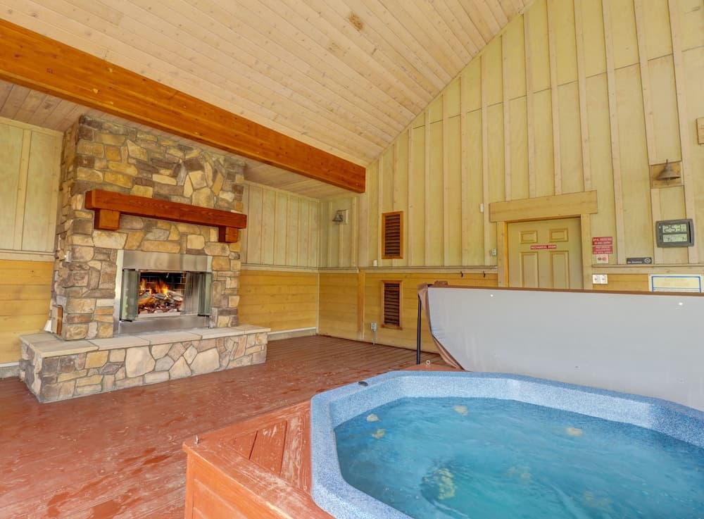 Indoor spa tub
