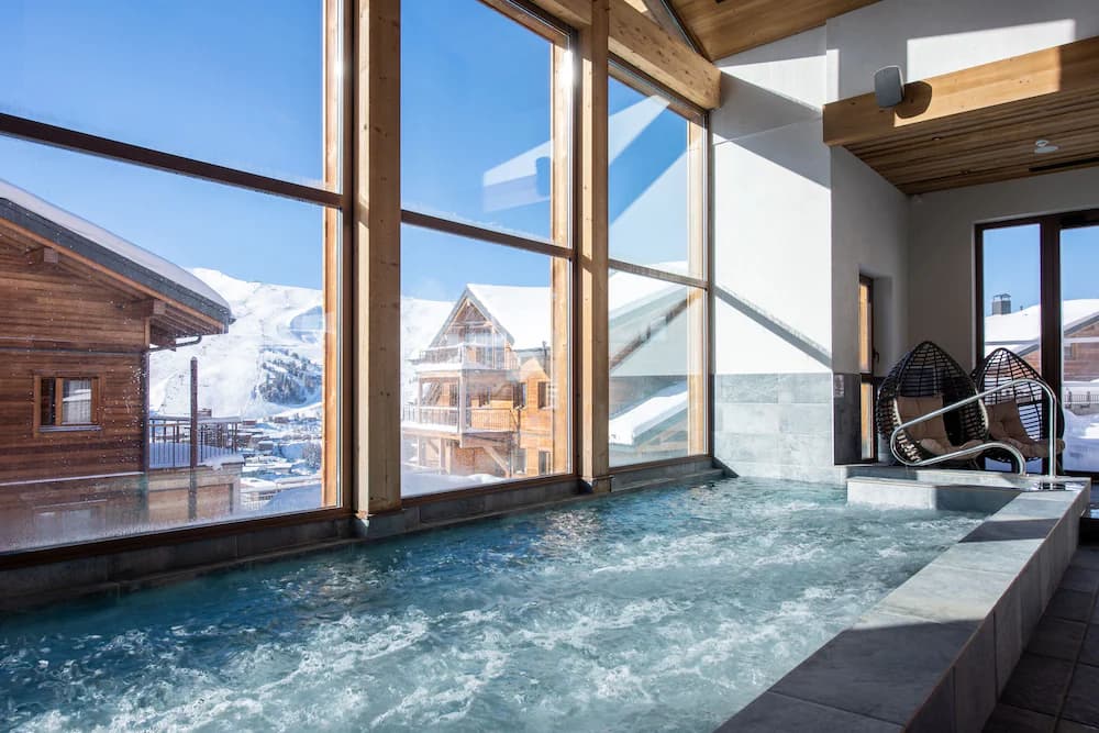 Indoor spa tub