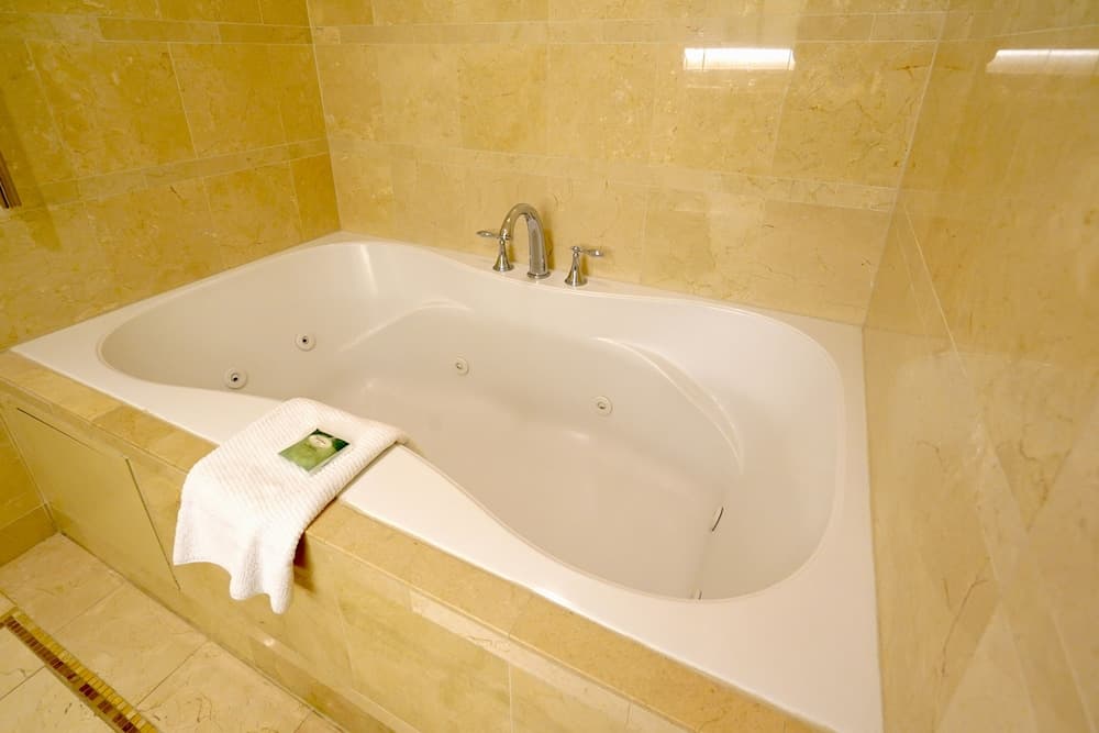 Jetted tub