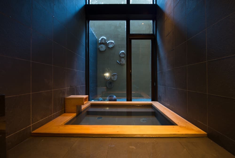 Private spa tub