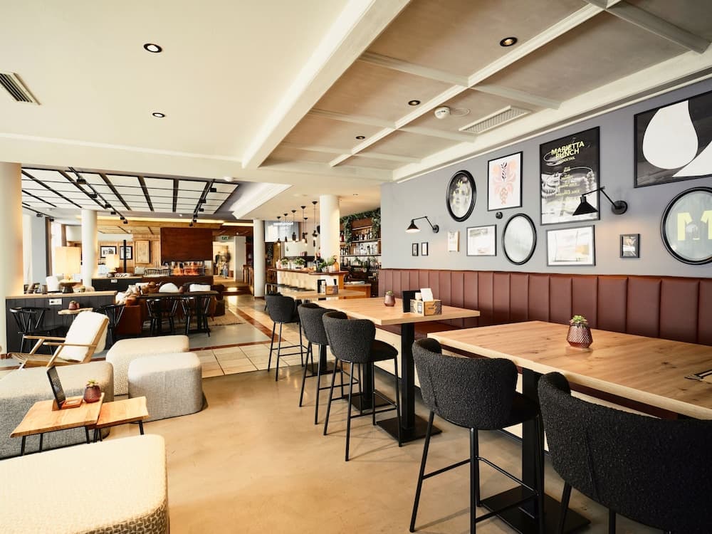 Lobby lounge